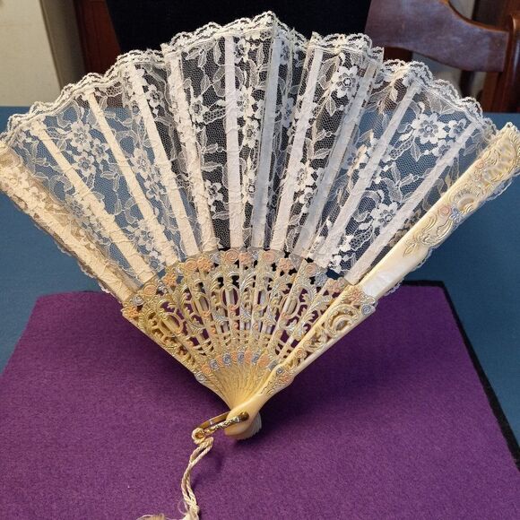 Vintage Lace Fan Cottagecore Grandmacore kitsch - Picture 1 of 10